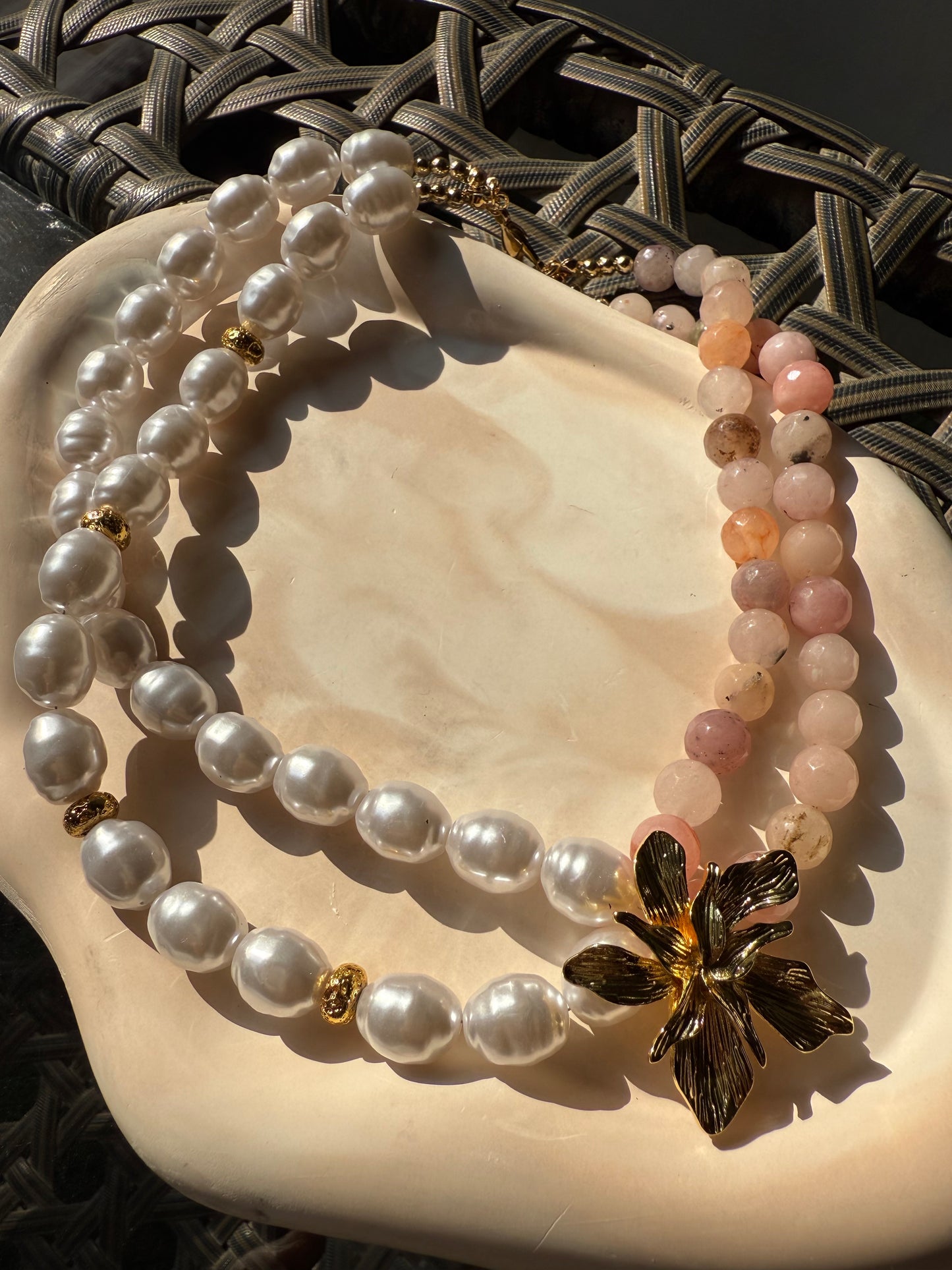 Aqiq & Pearls choker
