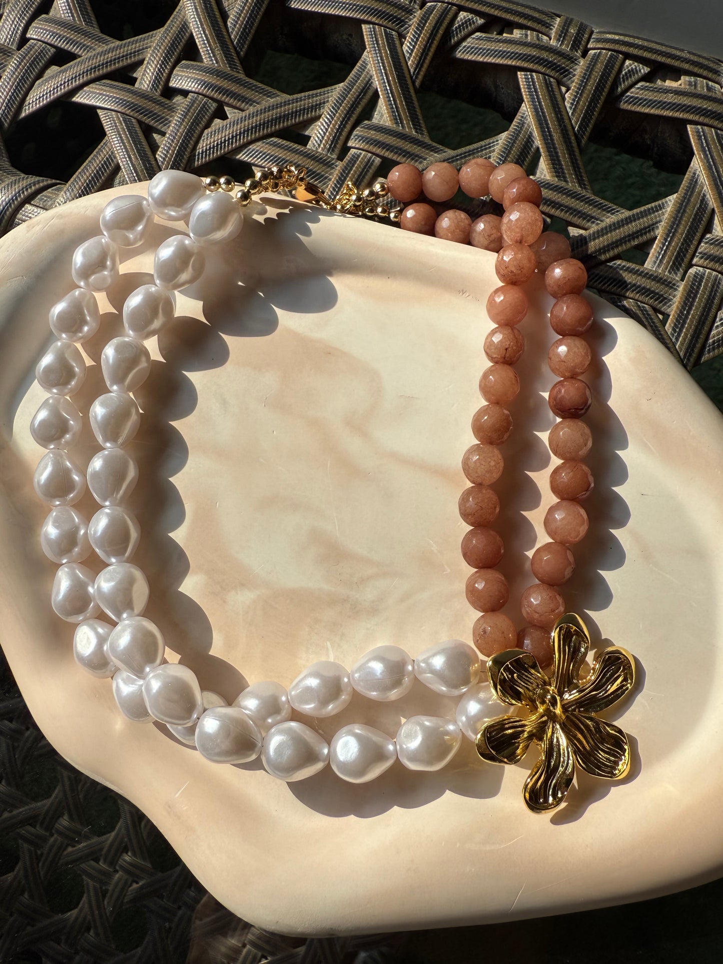 Aqiq & Pearls choker
